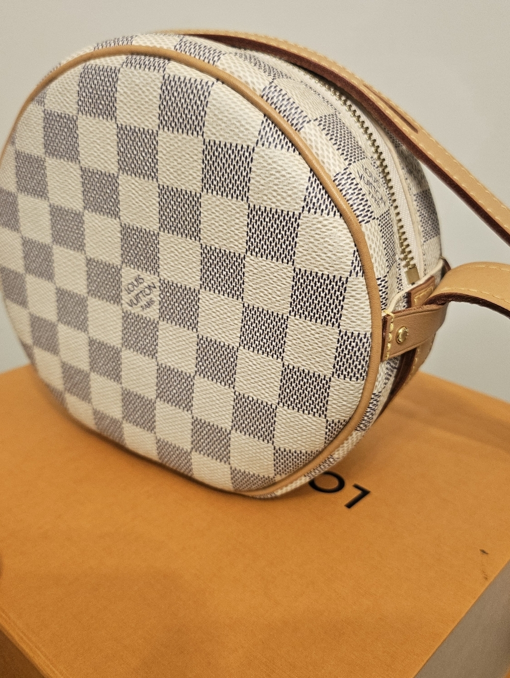 Louis Vuitton Boite Chapeau Souple PM Crossbody Bag in the beautiful Damier Azur - Picture 3 of 12
